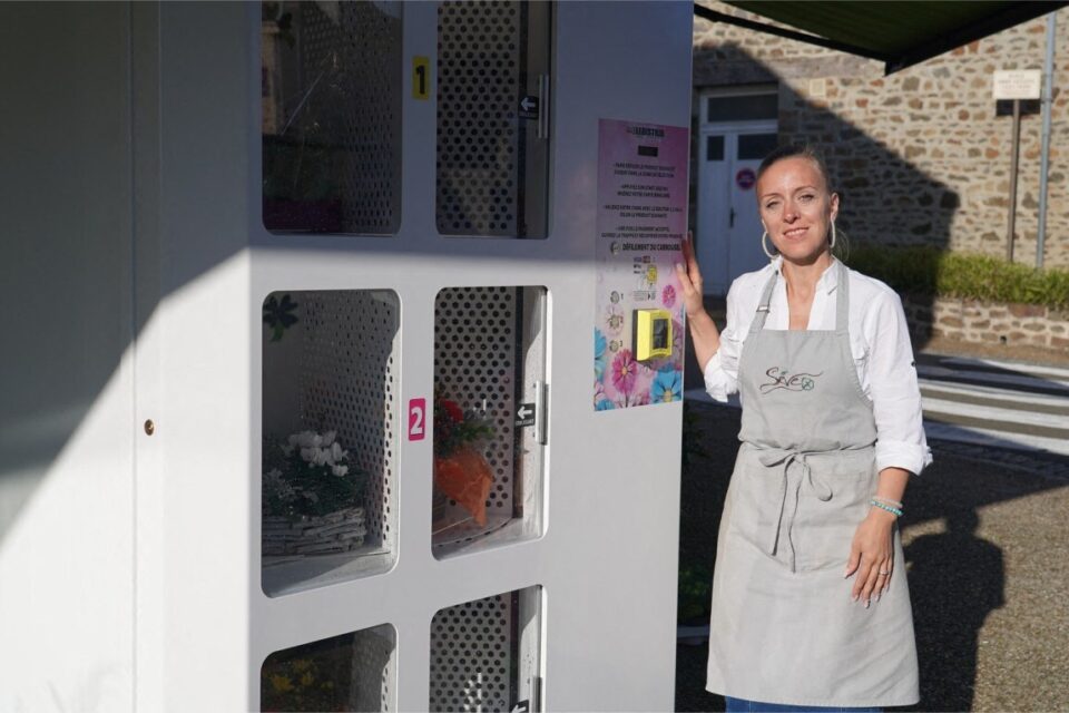 Unique en Mayenne : Séverine crée un distributeur automatique de fleurs