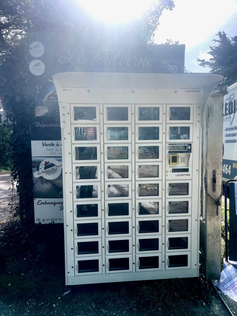 MORBIHAN : Livraison et Installation d’un Distributeur Automatique à Casiers Réfrigérés à Pointe-de-Toulvern