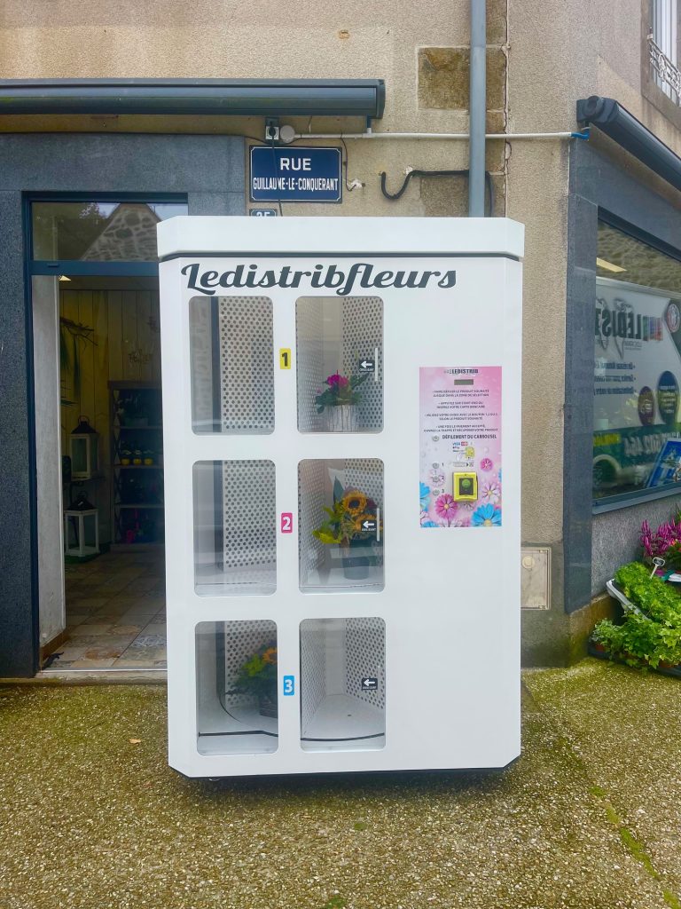 MAYENNE : Livraison et Installation d’un Distributeur Automatique de Fleurs à Ambrières-les-Vallées