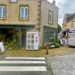 MAYENNE : Livraison et Installation d’un Distributeur Automatique de Fleurs à Ambrières-les-Vallées