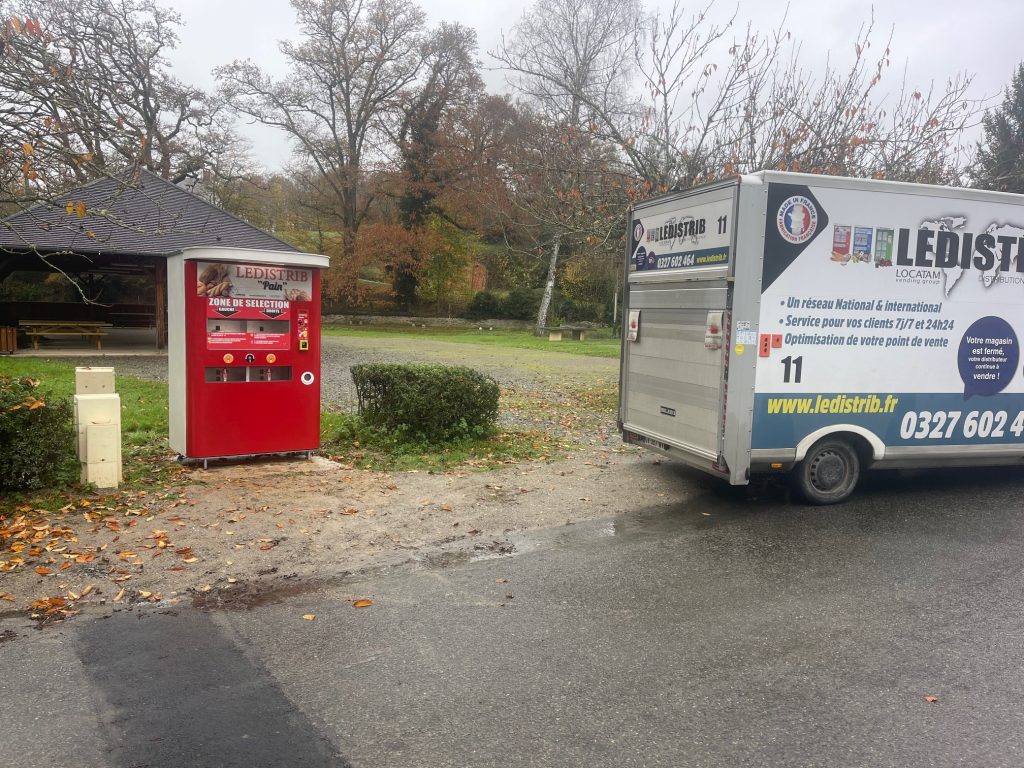 CHER : Livraison et installation d’un distributeur automatique de pain à Saint-Priest-la-Marche