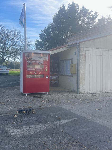 CHARENTE-MARITIME : Livraison et installation d’un distributeur automatique de pain à Torxé